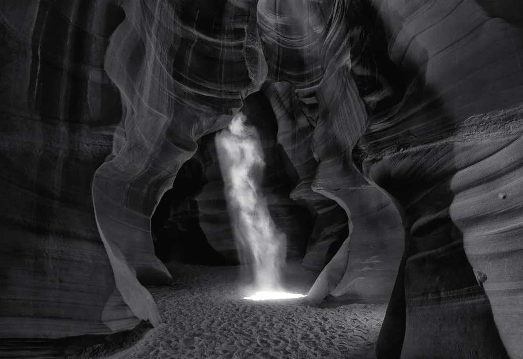 “Phantom” de Peter Lik, considerada la más cara jamás vendida. Fue tomada en Antelope Canyon, Arizona, y muestra un haz de luz que parece formar la silueta de un fantasma, lo que le da su nombre y ese aire místico que la hace tan especial.