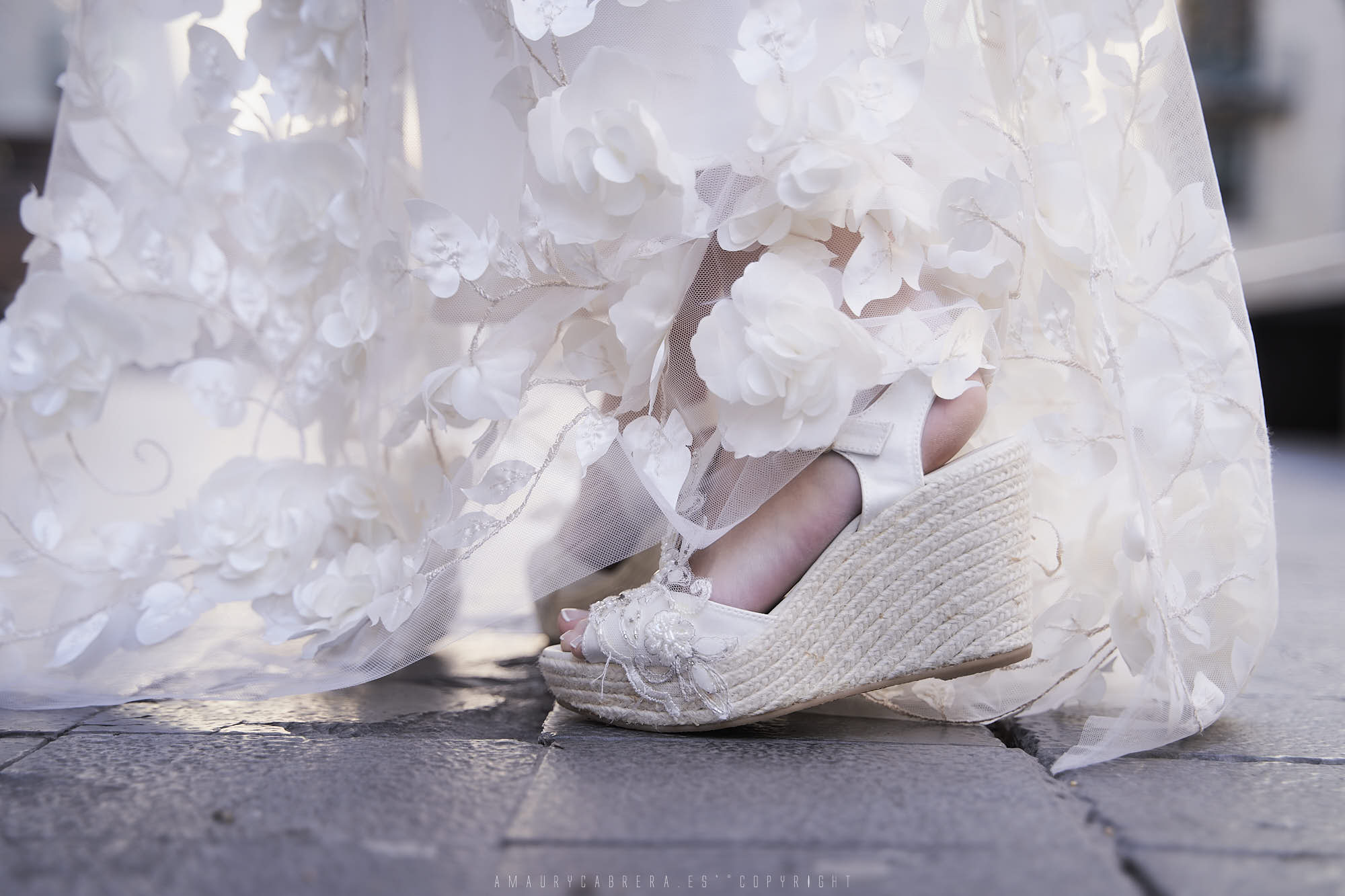 Elegancia a cada paso: zapatos de novia