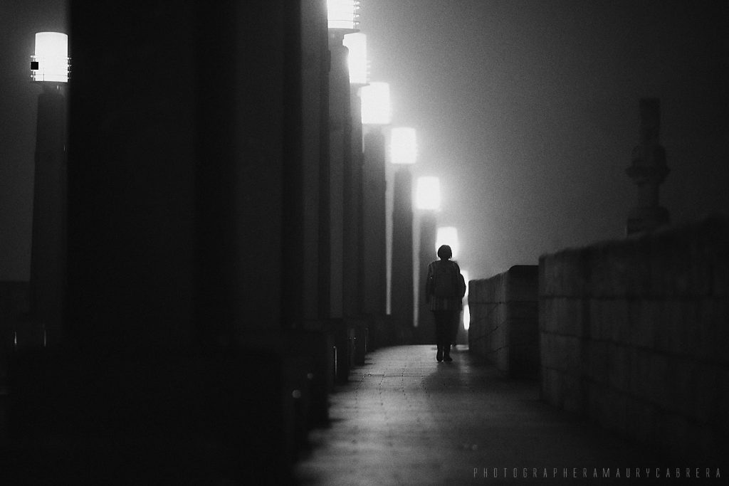 Niebla en Zaragoza, Puente de Piedra. Blanco y negro. Photographer Amaury Cabrera.