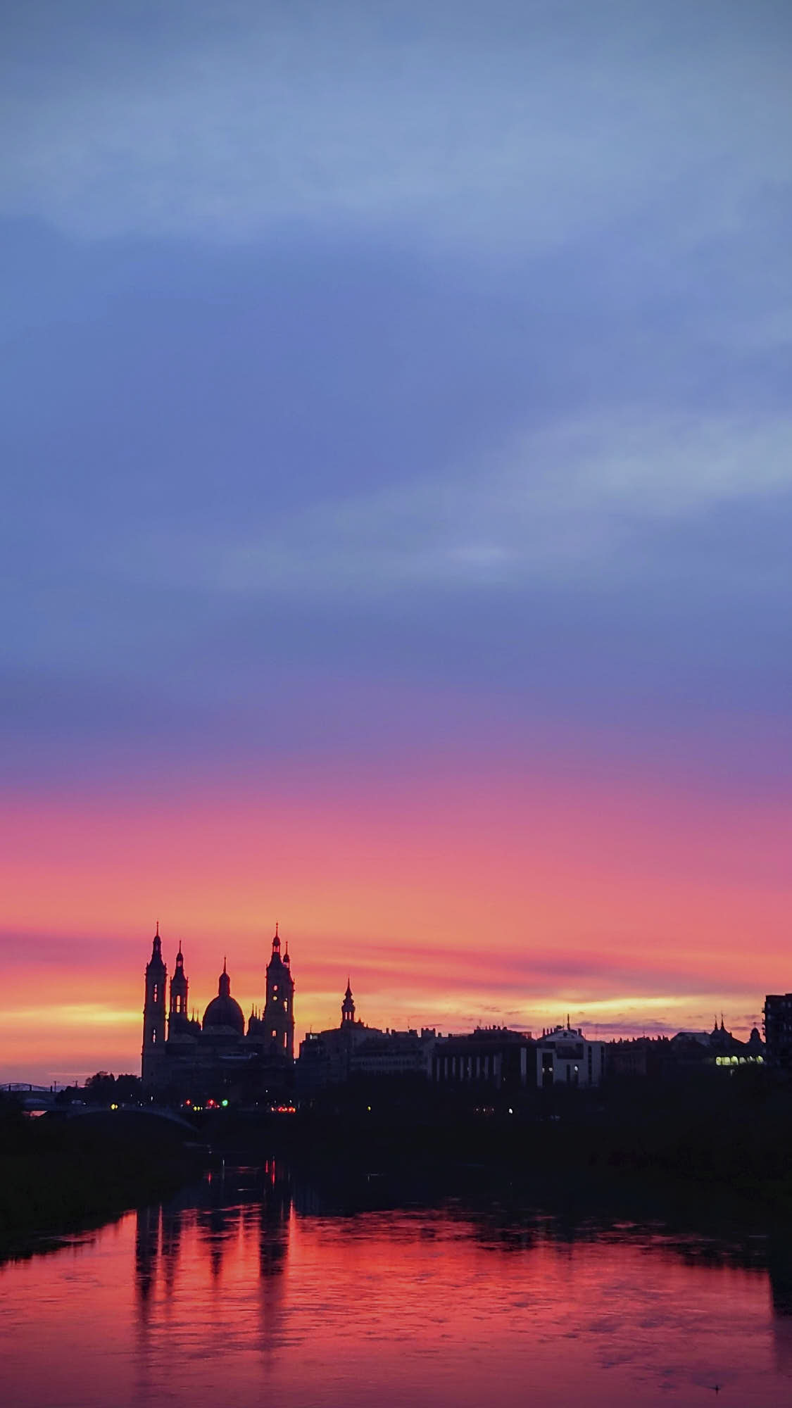 Turismo. Amanecer sobre el Pilar, Zaragoza. Foto tomada con el móvil, por Amaury Cabrera.